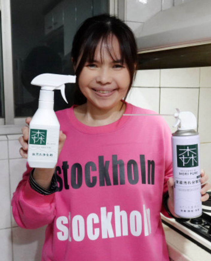 Emily 示範白茶香氛潔廁慕斯長管噴嘴安裝方式